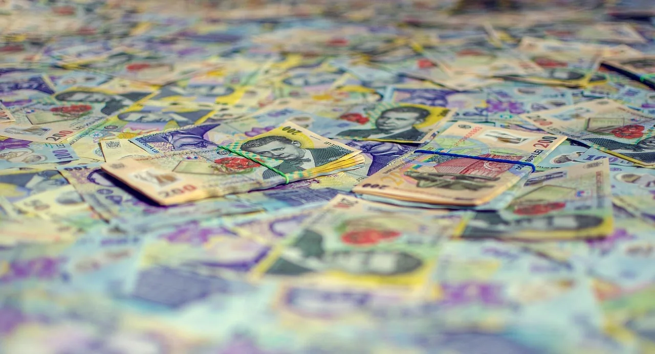 Salariul minim în 2025: De ce nu se aliniază cu creșterea costului vieții și impactul asupra economiilor românilor