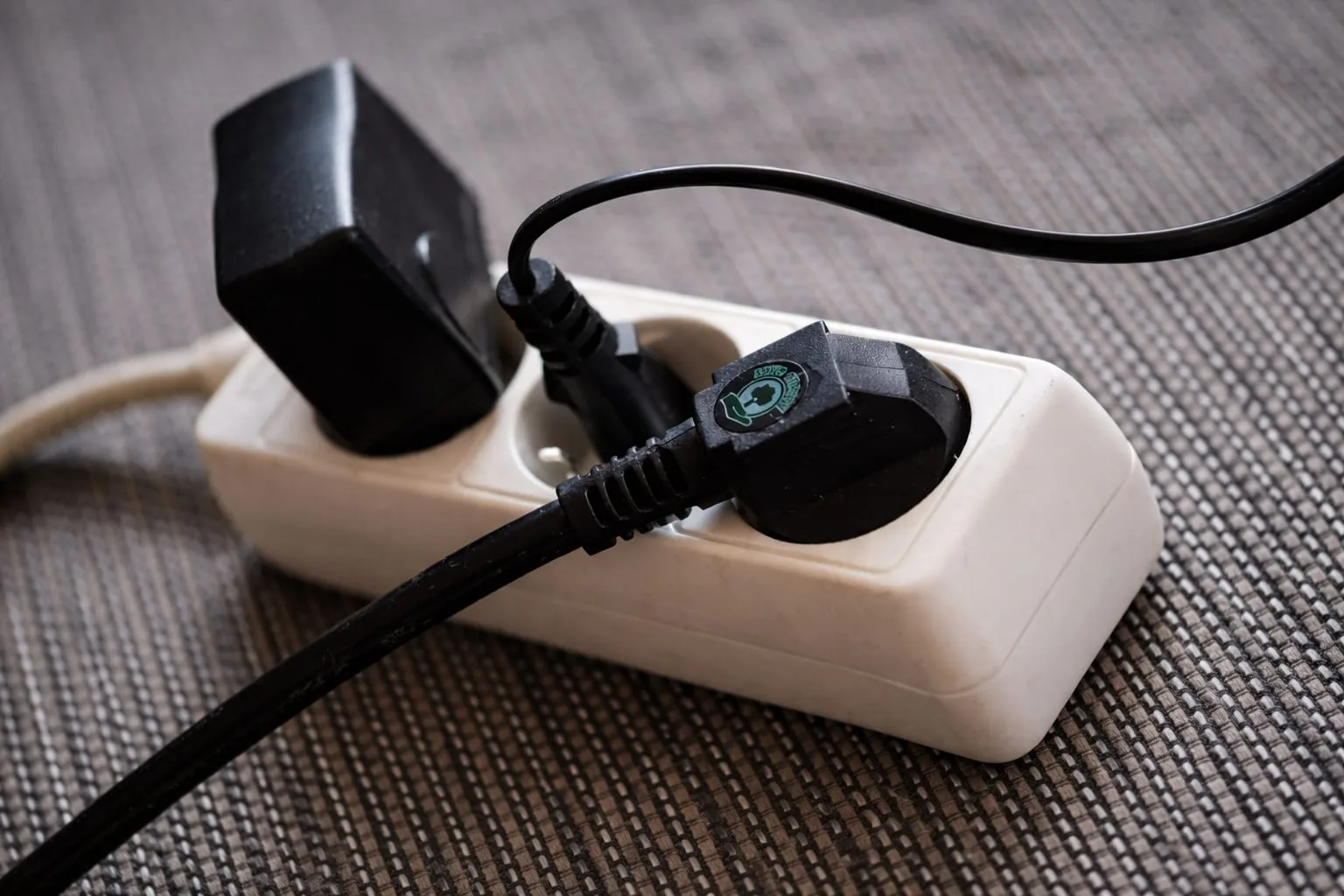 De ce nu este o idee bună să scoți din priză routerul sau televizorul OLED