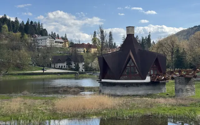 Lake and wooden pavilion in Băile Tușnad, Romania (April 2026)