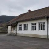 Clădire albă cu acoperiș din țiglă